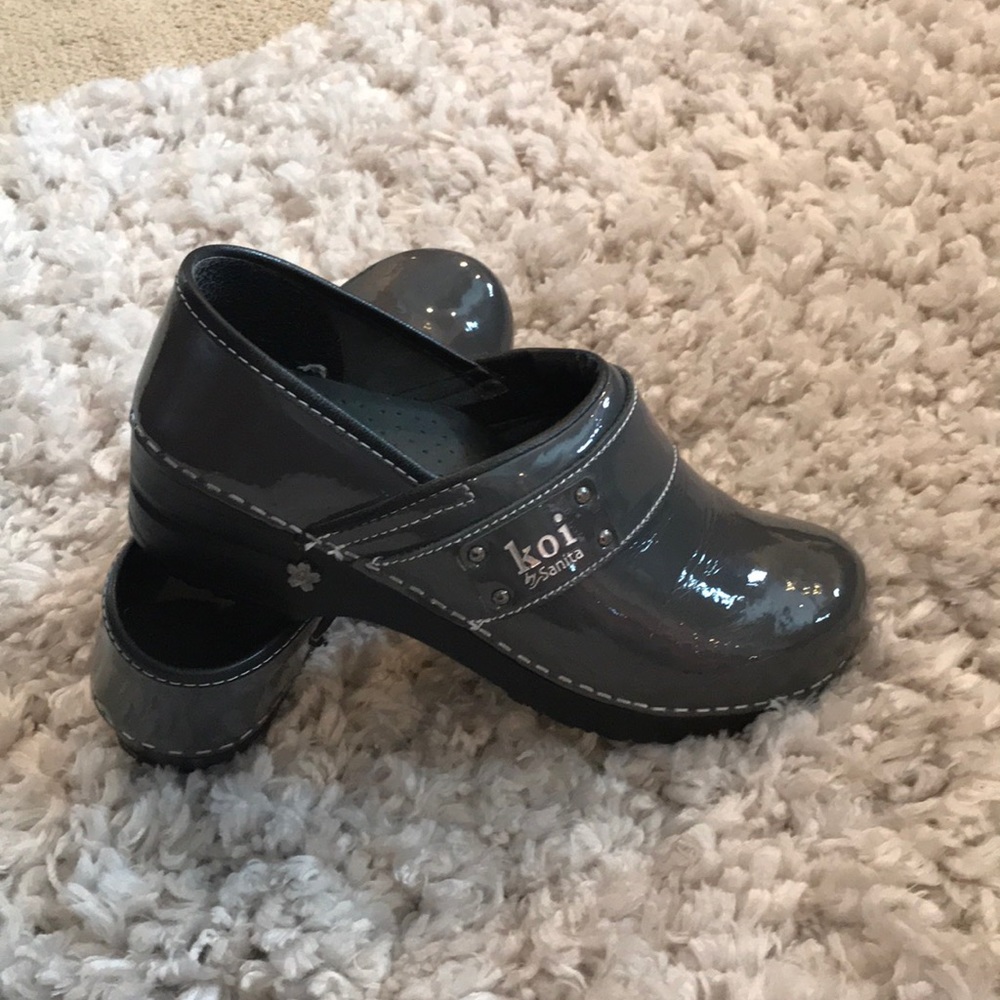 Gray patent leather sanitas